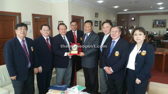 Malakun (third left) presenting a souvenir to Borhan, witnessed by other MAJAPS Central Committee members, from left, Datuk Stephen Sondoh, committee members Lawrence who is also MAJAPS deputy president, Kelvin Lim, Tan Sri Andrew Liew Sui Fatt, Datuk Dr Claudius Roman and Katherine.