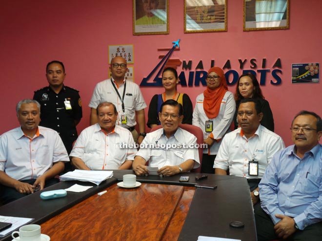 Lee (seated centre) with Azmi on his right and other MAB and MAB Agriculture-Horticulture top brass after the press conference.