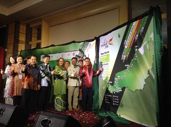 Lee (right) and the organising partners giving the thumbs-up after officiating on the race route of the inaugural Tour of Sarawak 2016 cycling race.