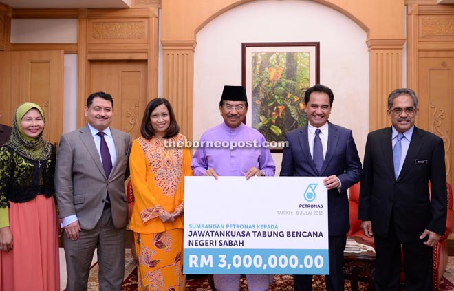 Zulkiflee (second from right) handing overthe contribution to Musa at Seri Gaya.
