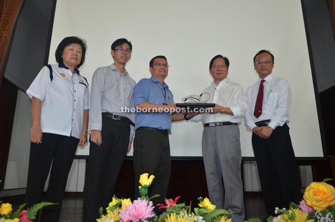 Lau (second right) presents the ABR machine to Dr Teo. United People’s Party (UPP) Pelawan chairperson Kapitan Datuk Janet Lau is at left while Dr Toh is at right.