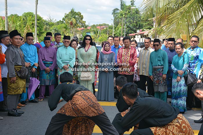 ADAT TRADISI: TYT dan rombongan disambut dengan persembahan pencak silat sebaik tiba di kediaman Rosey (lima kanan) untuk kunjungan Hari Raya pada hari ketujuh di Miri, semalam.