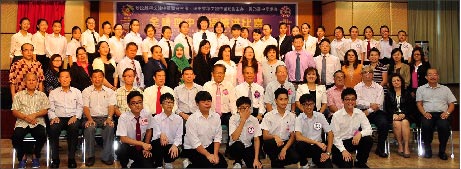 A group photograph of the participants of the trilingual speech contest of Chinese private schools in Sarawak with the organisers. Lu is seated seventh left. Datuk Tiong is on his left.