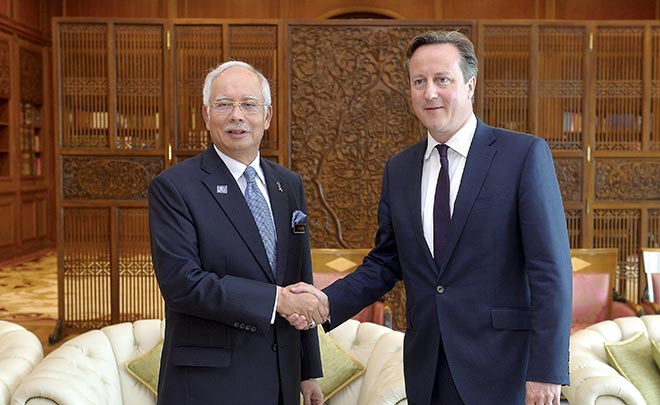 SAMBUT KETIBAAN: Najib menyambut ketibaan Cameron sempena lawatan kerja sehari ke Malaysia di Perdana Putra di Putrajaya sebelum menghadiri mesyuarat delegasi di Putrajaya, semalam. — Gambar Bernama