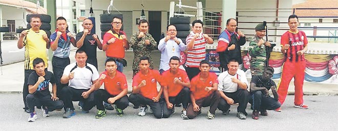 Saba and First Division officials posing with trainers and boxers after the visit to Muara Tuang Army Camp on Tuesday.