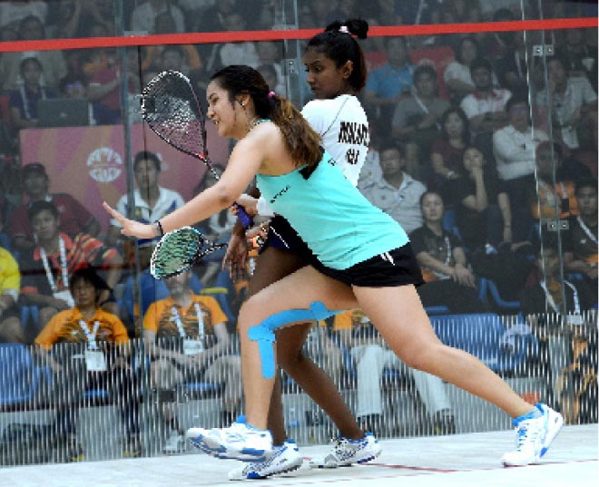 Rachel Arnold (left) and Vanessa Raj in action during the SEA Games in this file photo. Malayisan Rachel Arnold will play Tong Tsz-Wing of Hong Kong in the women’s final today at the Sarawak Club. — Bernama photo