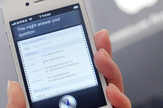  A woman displays "Siri", voice-activated assistant technology, on an Apple iPhone 4S ©AFP PHOTO / Mandy CHENG / afprelaxnews 
