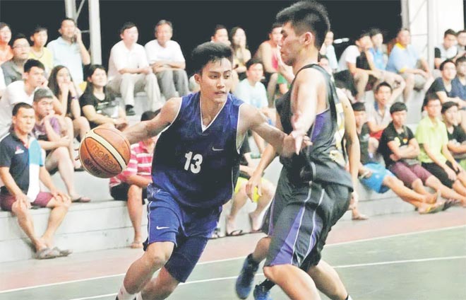 Goodwill’s Ivan Chew sneaking past a Cheh Ming defender. Goodwill won the game 59-54. — Photo by Helen Tang