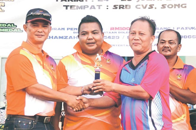 Hendry (left) presenting the Best Player Award to Antai Boing.