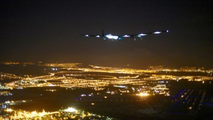 This photo provided by the Solar Impulse project on July 3, 2015, shows Solar Impulse 2 as it is about to land in Hawaii with André Borschberg at the controls -© Solar Impulse/AFP 