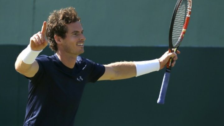 © AFP / by Steven Britain's Andy Murray celebrates after beating France's Gilles Simon, giving his country an unassailable 3-1 lead in the Davis Cup quarter-finals tie at Queen's Club in London on July 19, 2015 -GRIFFITHS 