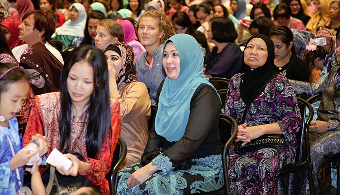 Thousands of visitors attended the open palace. Among those are foreign expatriates who are working in the Sultanate. | PHOTOS: INFOFOTO