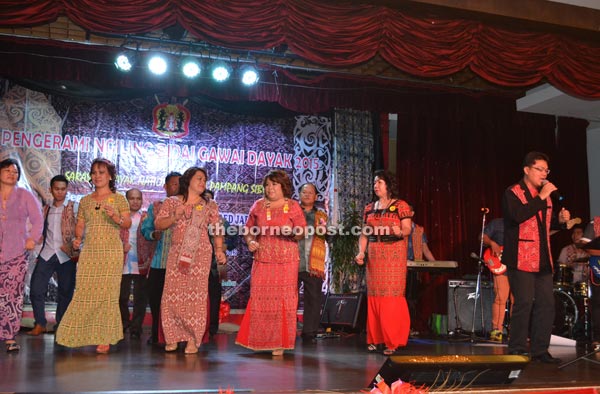 A singer (right) sings his heart out as women dance to his song.