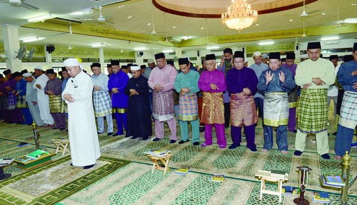 Present at the Hassanal Bolkiah Mosque in Tutong Town for the Doa Kesyukuran ceremony were Legislative Council members and Awang Wardi Bin Haji Muhammad Ali, the Tutong District Officer. | PHOTOS: COURTESY OF PELITA BRUNEI/ brudirect.com