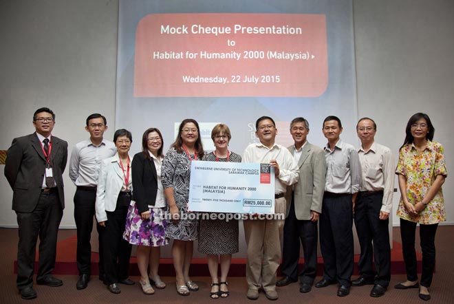 Professor Janet Gregory presenting the mock cheque to David Kiu (fifth right) of Habitat Kuching, witnessed by deans and heads of department Swinburne Sarawak and directors of Habitat’s chapters state-wide.