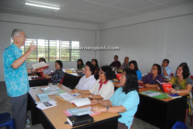 Vergeer teaches an Iban catechist. 