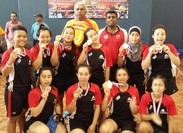 Sarawak team posing after the tournament held at Pandan Indah in KL last week. Ganisan is seen standing at the back (in yellow).