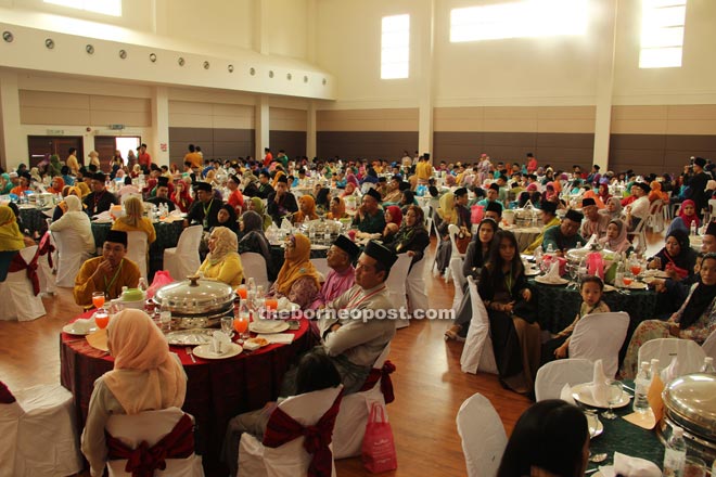 Guests listen to a presentation by Abang Ibrahim on Abang Junaidi’s family tree. 