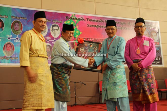 Abang Ibrahim (second left) presents a memento to his nephew Abang Othman Abang Jajol, as Abang Hamdan (left) and Abdul Malek look on. 