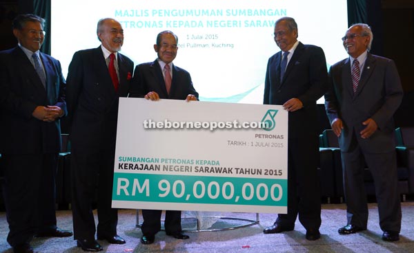 Adenan receiving the initial CSR contribution of RM90 million from Sidek (centre) while Jabu (right), Morshidi (left) and Asfia (second left) look on. — Photos by Muhammad Rais Sanusi 