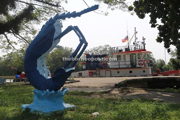 There are two iconic statues in Mukah where one is the ‘prawn’ while the other is the red snapper.