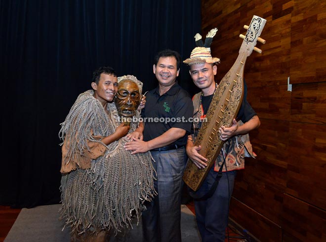 STB chief executive officer Datu Ik Pahon Joyik (centre), with renowned sape player Mathew Ngau Jau (right) who fronts ethnic Sarawak band Lan E Tuyang and another performer. 