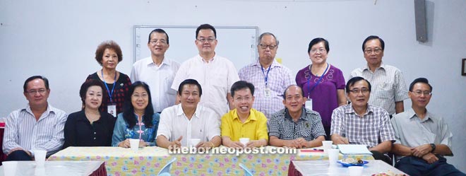 Wong (fourth left, front row), Dr Sim (fourth right, front row) and committee of the school board of management at Chung Hua Primary School No.5 yesterday.
