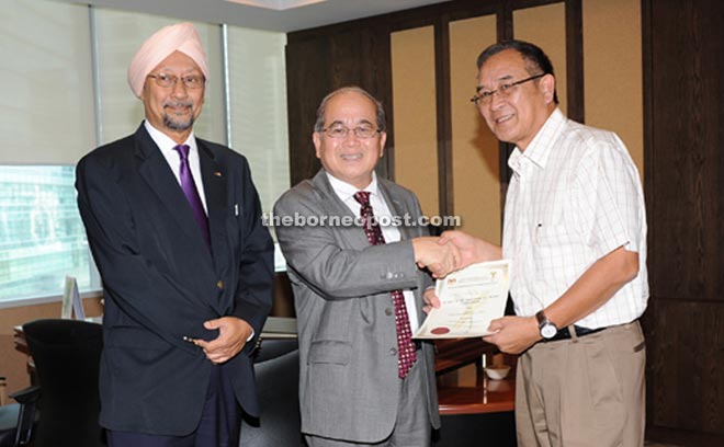 Minister of Plantation Industries and Commodities Datuk Amar Douglas Uggah Embas (centre) welcomes Dr Toyad.