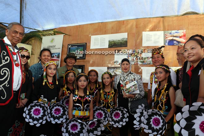 Chief Minister Datuk Patinggi Tan Sri Adenan Satem (left) and Jamilah (third right) with Formadat patron Dato’ Isaac Lugun,  Formadat leaders and representatives from Forest Department Sarawak and WWF-Malaysia after the launch of ‘Highland Tales in the Heart of Borneo’. — Photo by © WWF-Malaysia/ Zora Chan. 