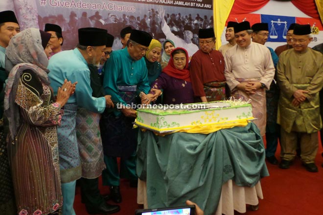 Adenan (front row, fourth left) jointly cuts the celebratory cake.