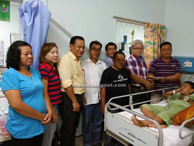 David (second right) presents a donation to Joachim’s father Mandu Nawek. Pandang is at third left. 