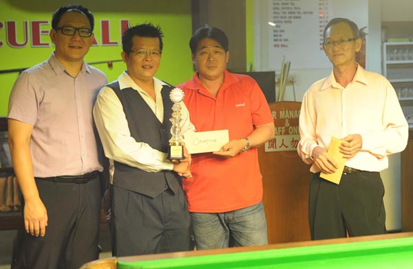Jee (left) receiving the top prize from Ting. At left is the President of Sibu Division Billiards and Snooker Association Joe Ting.