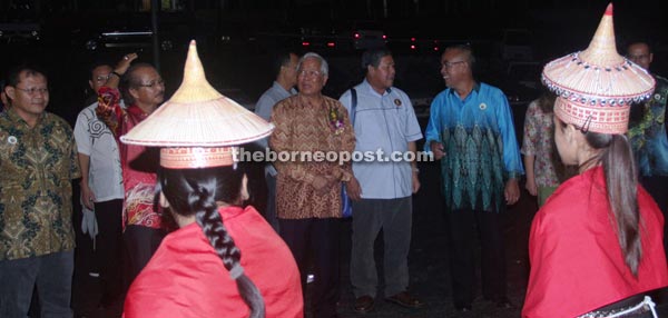 Manyin (third right) accompanied by SK Dominic Pichin headmaster Marcos Nyandang (right) and Mas Gading MP Anthony Nogeh Gumbek (second right) watch the welcoming dance performance.
