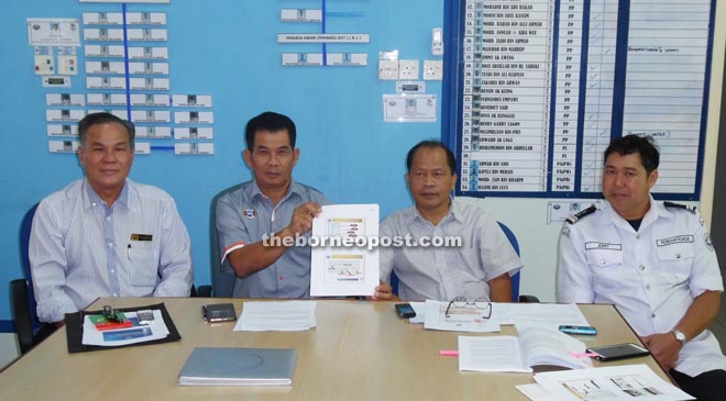 Dr Murni (seated, second left) displays a chart of the main routes under ‘Ops Hari Raya Aidilfitri 2015’. He is joined by (from left) Chan, Jinep and Jerry.