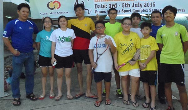 Tournament referee Zoe Ting (left) and organising committee member Victor Sayo (second right) with some of the participants at Unimas Sports Complex yesterday.