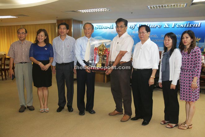 Tiong (fourth left) presents the Championship Cup to Lu while Lau (third right) and members of SM Wong Nai Siong board of management look on.