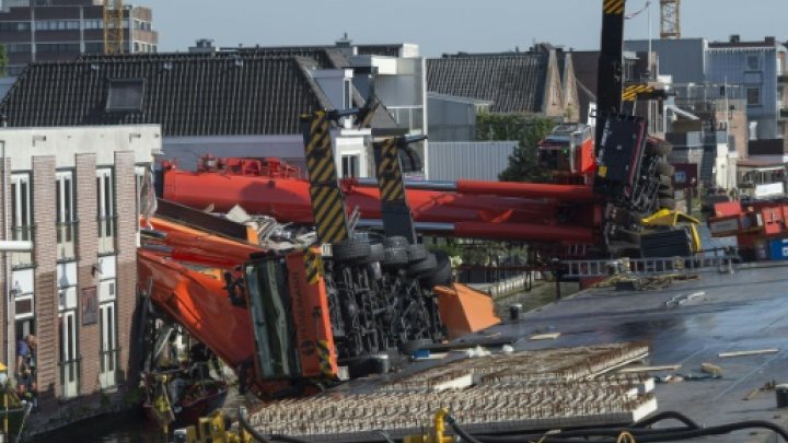 Two cranes that have fallen onto houses in Alphen aan den Rijn on August 3, 2015 -© ANP/AFP 