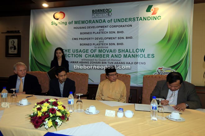 Dr Rauf (right) signs the MOU on behalf of HDC while (from left) Curtis, Yakub and Abang Johari look on. — Photo by Kong Jun Liong