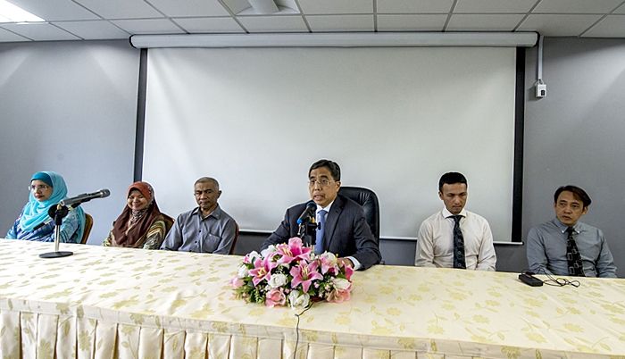 The Minister of Health, Yang Berhormat Pehin Orang Kaya Johan Pahlawan Dato Seri Setia Awang Haji Adanan bin Begawan Pehin Siraja Khatib Dato Seri Setia Awang Haji Mohd Yussof announcing the outcome of the succesfull kidney transplant procedure before the members of local media. | PHOTO: COURTESY OF PELITA BRUNEI (Ampuan Haji Mahmud Ampuan Haji Tengah)