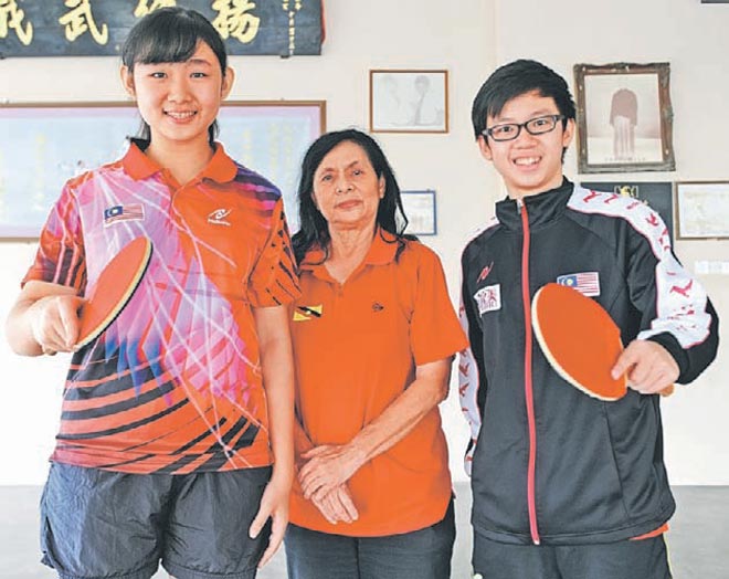 Alice Chang and Jason Siaw posing with Helena Wee (centre).