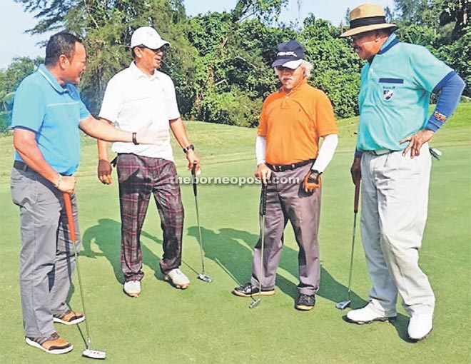 Brunei golfers Wan Man Wan Hil (right) and Mahmod Yakop (second right) sharing a light moment with Waili Abang from Kelab Golf Sarawak (KGS) and Japar from Damai Golf and Club (DGCC) during yesterday’s practice round in Kuching.