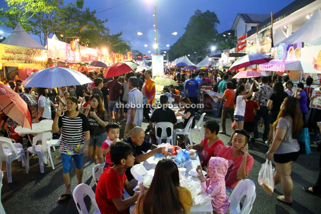 Even though it was drizzling, the crowd was huge on opening night. — Photos by Chimon Upon