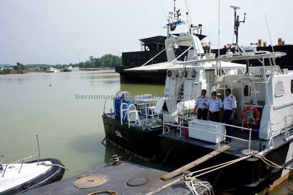 Adon (centre) inspecting the jetty during his official visit to Maritime District (DM) 5, Kuala Linggi in Alor Gajah. — Bernama photo