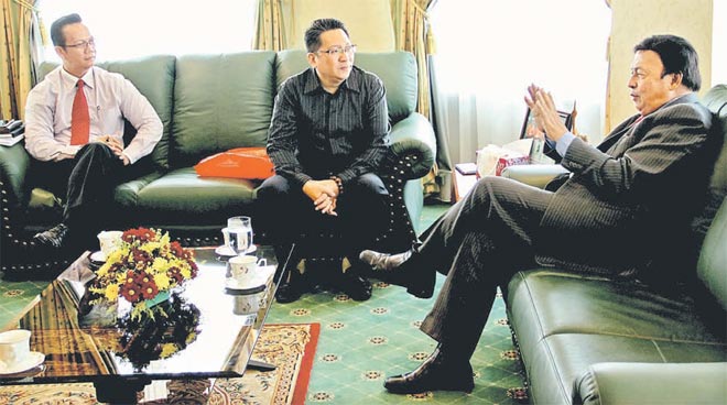 (From right) Mawan in lively conversation with Wee and Andy during the courtesy call at the ministry’s office in Bangunan Baitulmakmur.