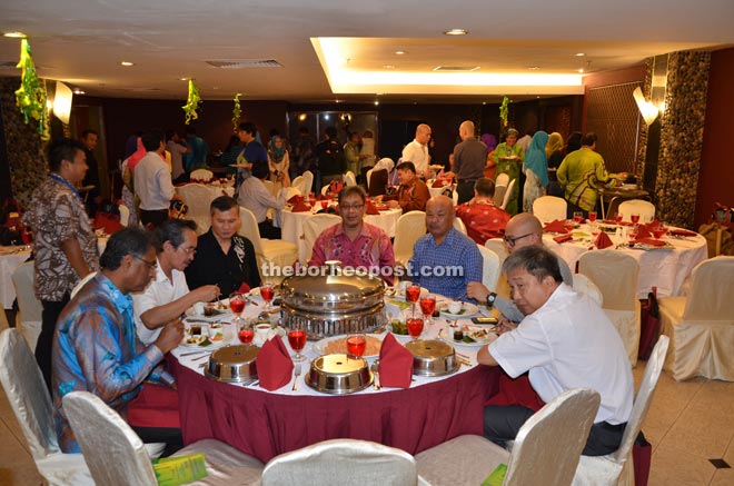 Sardon seated (centre) together with senior personnel from various newspaper and electronic media  at The State Information  Department Hari Raya Open House held at Merdeka Palace Hotel 