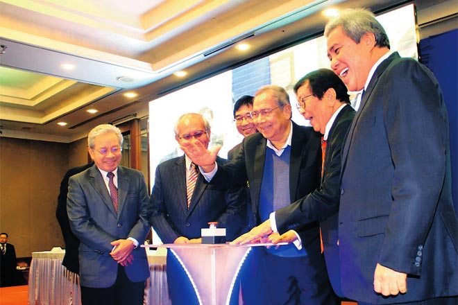 Adenan (centre) getting ready to press a button to symbolically launch the ‘Rimba Sarawak’ initiative. Looking on are (from left) Masing, Jabu, Wong, Yusoff and Awang Tengah. — Photo by Chimon Upon