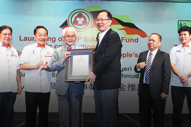 Taib presents a certifi cate of appreciation to Dato Henry Lau of KTS Holdings, who is among the 13 fi rst-batch corporate donors to the UPP Education Fund. The presentation is witnessed by (from left) Ranum, Soon Koh, Nansian and Rayong. — Photos by Chimon Upon