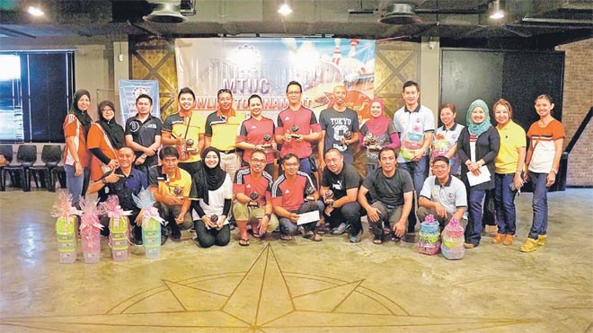 MTUC Sarawak Division women’s head Hadiah Leen (third right) posing with the winners and organising committee members after the prize presentation