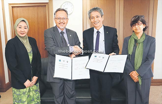 Sapuan (second left) and WCS director Melvin T Gumal exchange MoU documents.