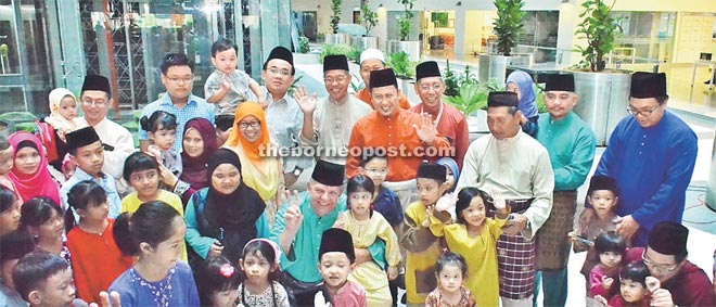 Sjotveit joins his senior management team and their children for a group photo during SEB’s ‘Ramah Tamah Aidilfitri’.